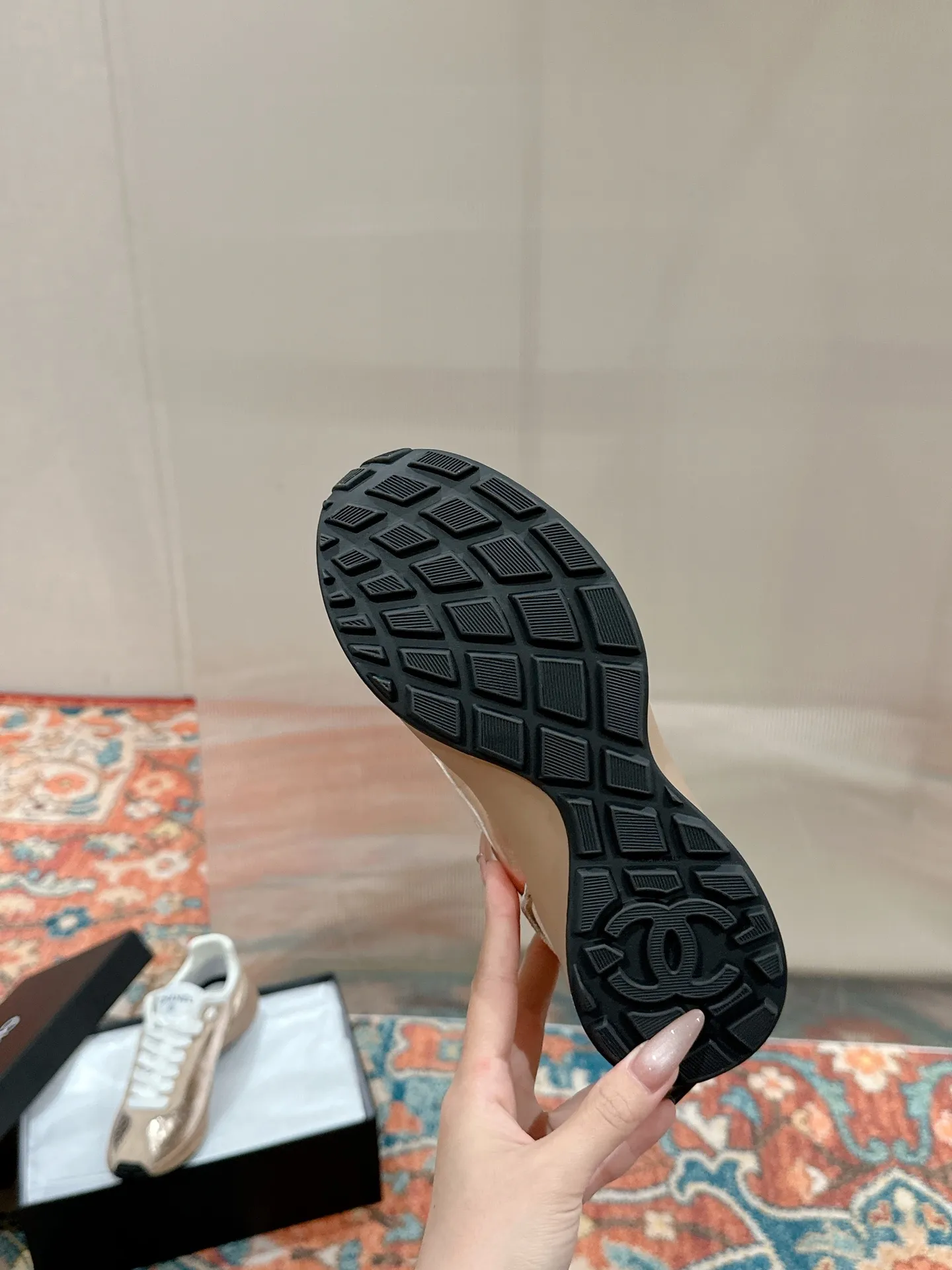 👟👟Ex-factory price 600👟👟 CHANEL Chanel classic sneakers, super internet celebrity series! There are so many Internet celebrities on their feet, and the counter is super popular〰️〰️ The world of Chanel has always been a dream for girls, the simple partition design is a super interpretation of multiple texture effects, the most eye-catching LOGO double C is also my favorite, no matter how you match it on your feet, the effect is completely amazing✔✔✔I must recommend you to buy this one⚡️⚡️Bangladesh environmentally friendly leather upper, original private model TPU outsole The color details are all compared 🆚 at the counter! Perfect presentation with zero color difference ❥ ❥ Every detail is beyond the genuine level! There is no pressure in and out of the counter☑️Number of yards: 35-40